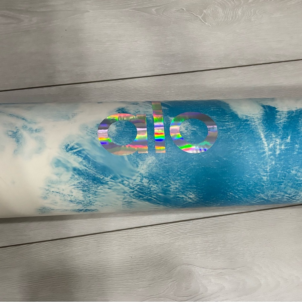 Alo Yoga Mat with Blue and White Design